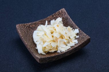 Hindistan cevizi kuru cipsi kasede atıştırmalık.