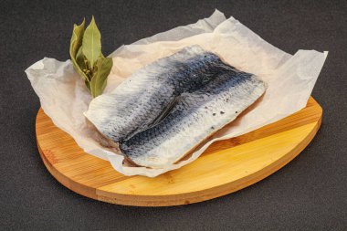 Güvertede deri ve baharatlı ringa filetosu.