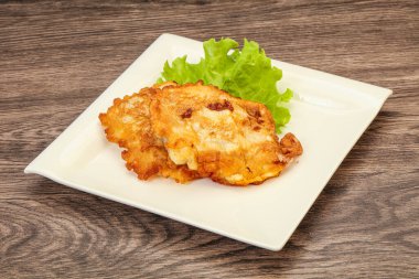 Ekmeğin içinde kızarmış morina balığı