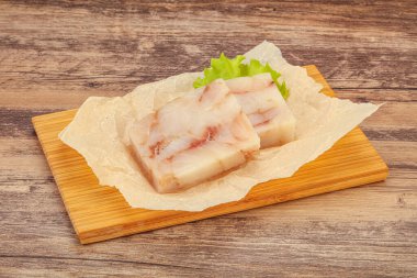 Pişirmek için çiğ balık filetosu.