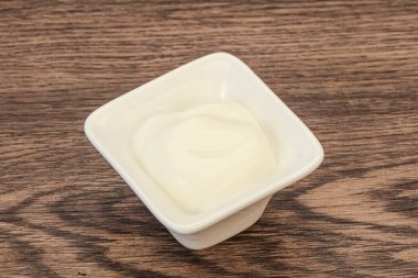 Süt ekşi krema kasede