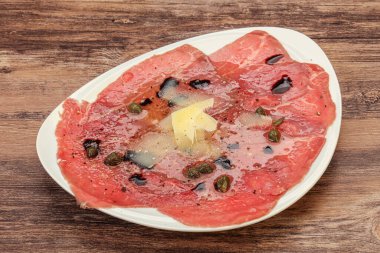 Kapari, yağ ve parmesanlı sığır eti.