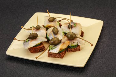 Ringa fileto kanepe aperatifi, yabanmersini ve salatalık.