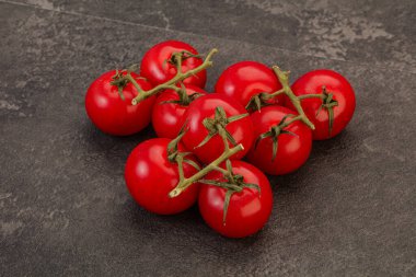 # Tatlı, olgun, tatlı domates dalında #