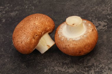 Arka planda Lezzetli Çiğ Kahverengi Şampiyonlar