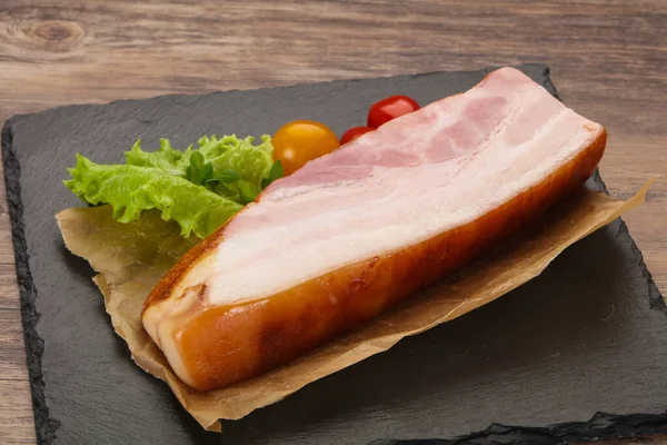 烟熏猪肉胸配沙拉叶和西红柿 — 图库照片