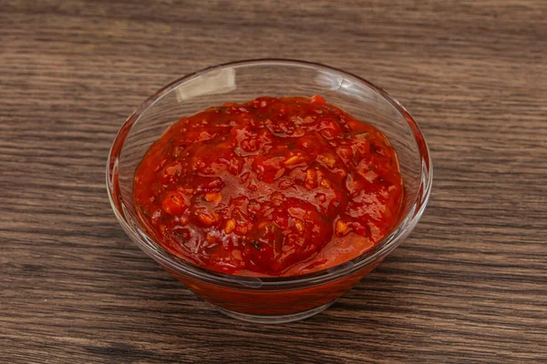 お椀の中のトマト辛いソース — ストック写真