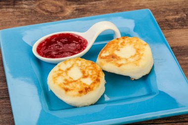 Kahvaltıda çilek reçelli süzme peynirli krep.