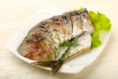 Salata yaprakları üzerinde baharatlı füme Scomber.