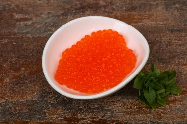 Lüks kırmızı havyar kabın içinde