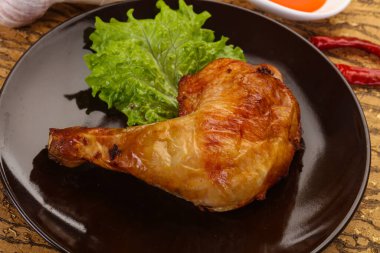 Çıtır çıtır kızarmış tavuk budu.