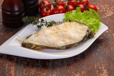 Salata yapraklı fırında kurt bifteği.