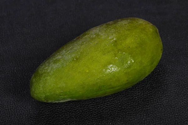 Grön Välsmakande Mango Över Bakgrunden — Stockfoto