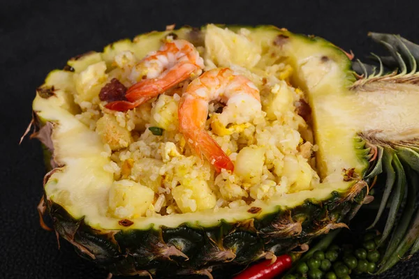 Stekt Ris Med Räkor Serverade Ananas — Stockfoto