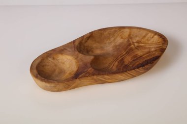 Zeytin ağacından yapılmış boş ahşap kase.