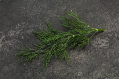 Taze yeşil dereotları pişirmeye hazır.