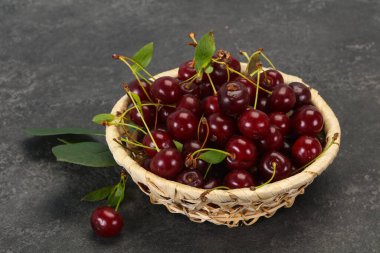 Yapraklarla dolu olgun kiraz yığını