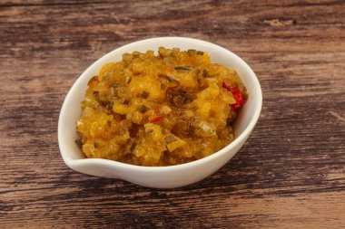 Salatalık ve hardal tohumlu sos.