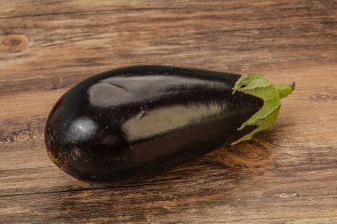 Siyah olgun taze bir patlıcan.