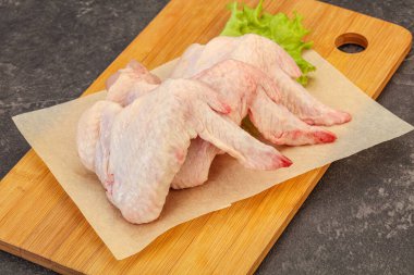 Çiğ tavuk kanatları pişmeye hazır.