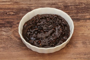 Kasede acı biber sosu var.