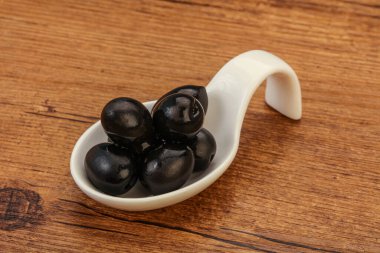 Kasede marine edilmiş siyah zeytin.
