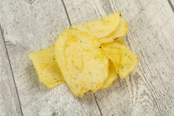 Натуральная Куча Картофельных Соленых Чипсов — стоковое фото