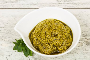 Fesleğen sosu Pesto kabın içinde