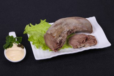 Gurmet domuz dili aperatifi.