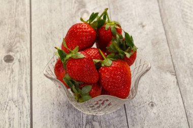 Kasede taze çilek yığını var.