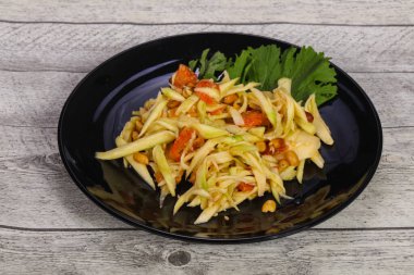 Deniz mahsullü yeşil mango salatası - yengeç ve karides