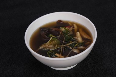 Tayland usulü et, sebze ve mantarlı çorba.