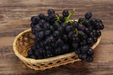 Taze taze tatlı kırmızı üzüm dalında