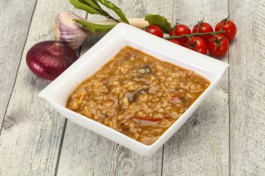 Kafkas Kharço çorbası, sığır eti ve pilav.