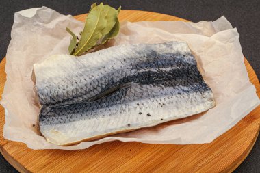 Güvertede deri ve baharatlı ringa filetosu.