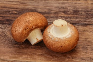 Arka planda Lezzetli Çiğ Kahverengi Şampiyonlar