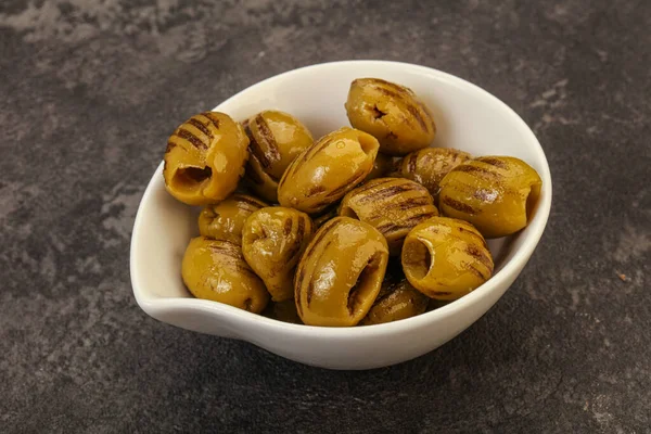 Lekkere Groene Gegrilde Olijven Kom — Stockfoto