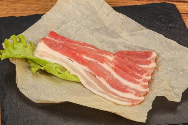 Fırında pişmemiş domuz pastırması.