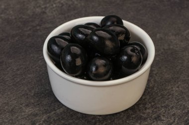 Kasede marine edilmiş siyah zeytin.