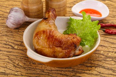 Çıtır çıtır kızarmış tavuk budu.