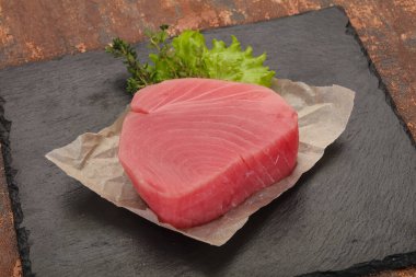 Çiğ ton balığı bifteği pişirmeye hazır.