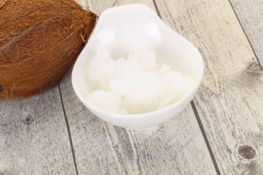 Kâsede hindistan cevizi yağı var.