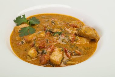 Geleneksel Tayland körili tavuk çorbası ve hindistan cevizi sütü.