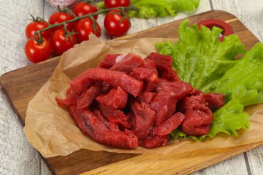 Çiğ et dilimlenmiş, pişirmeye hazır.