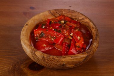 Bitki ve baharatlı dolma biber turşusu.