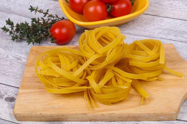 Fetuccini Pasta Cruda Con Tomates Tomillo —  Fotos de Stock