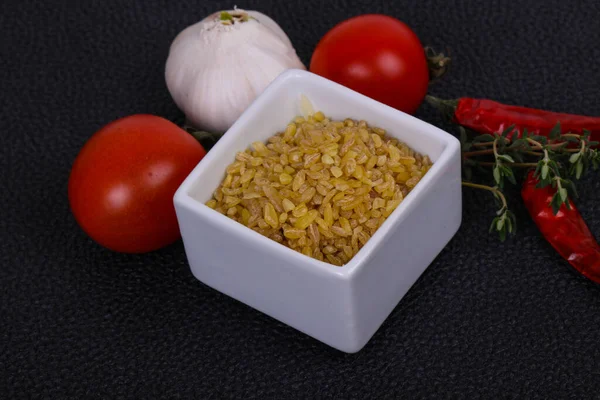 Bulgur Dorado Crudo Tazón Con Tomates Ajo — Foto de Stock