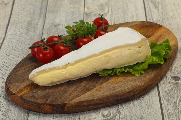 Brie Sajt Háromszög Felszolgált Salátalevél — Stock Fotó