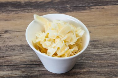 Hindistan cevizi kuru cipsi kasede atıştırmalık.