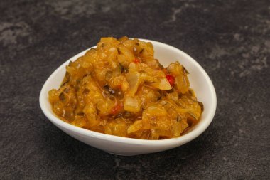 Salatalık ve hardal tohumlu sos.